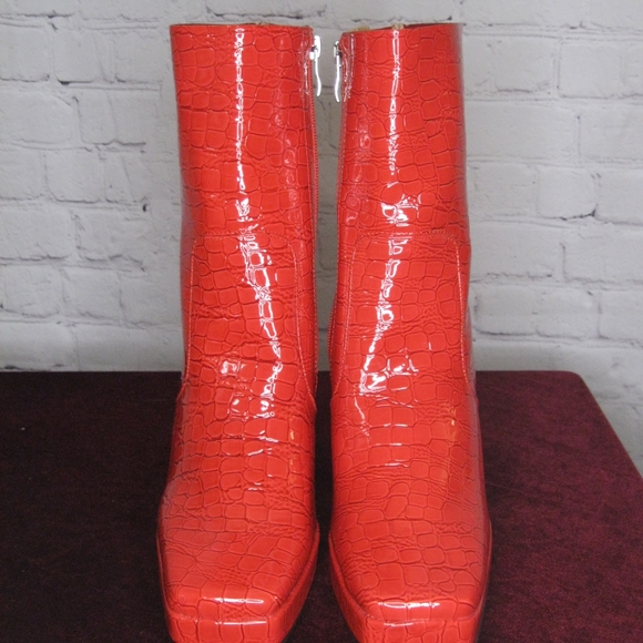 NWOB Discontinued Style Nasty Gal Red Faux Crocodile Square Platform Boots EU39 - Picture 3 of 10
